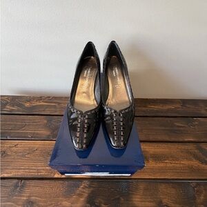 Patent Leather Black Women's Pumps with Decorative Stitching